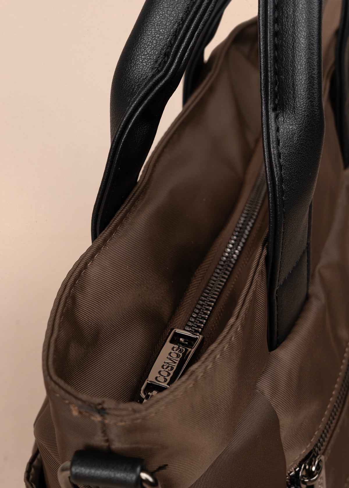 Bolso manos libres color café con doble bolsillo frontal y herrajes plateados 106184