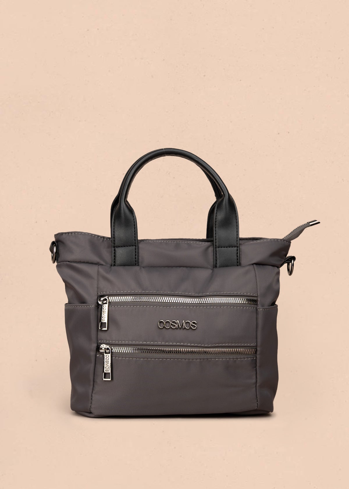 Bolso manos libres color gris con doble bolsillo frontal y herrajes plateados 106184