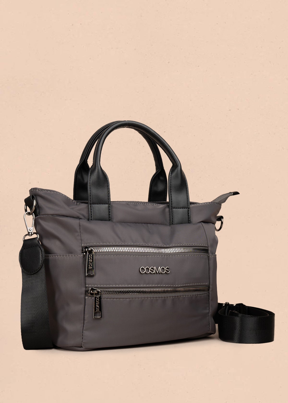Bolso manos libres color gris con doble bolsillo frontal y herrajes plateados 106184
