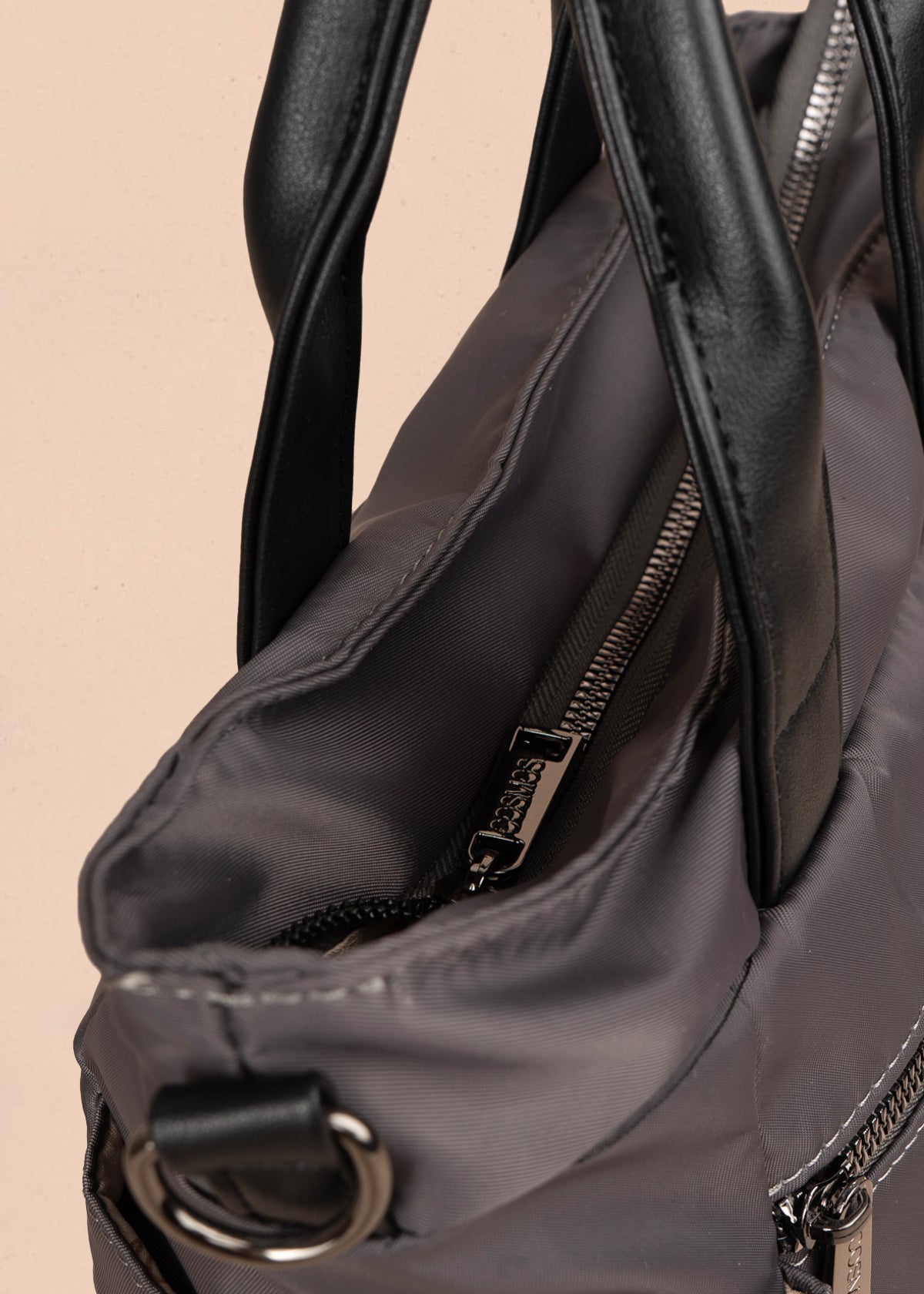 Bolso manos libres color gris con doble bolsillo frontal y herrajes plateados 106184