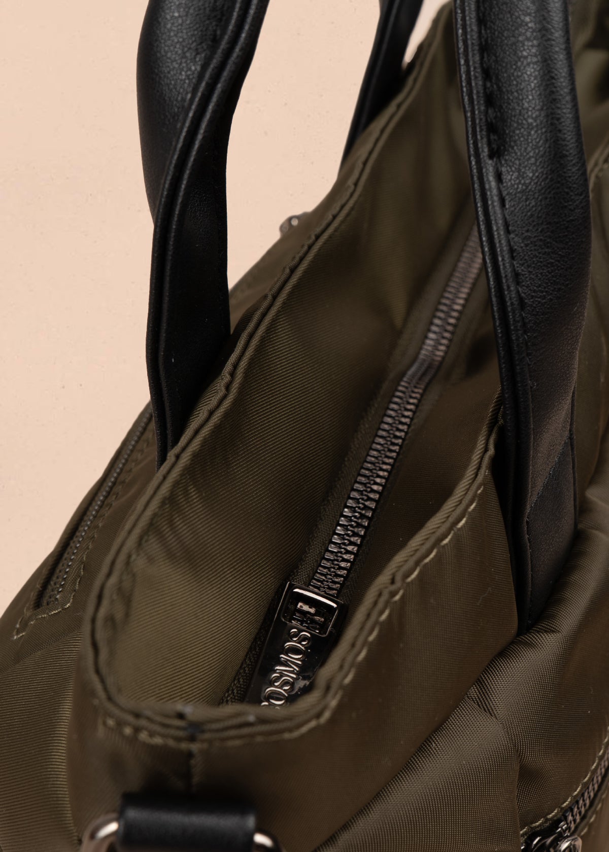 Bolso manos libres color verde con doble bolsillo frontal y herrajes plateados 106184
