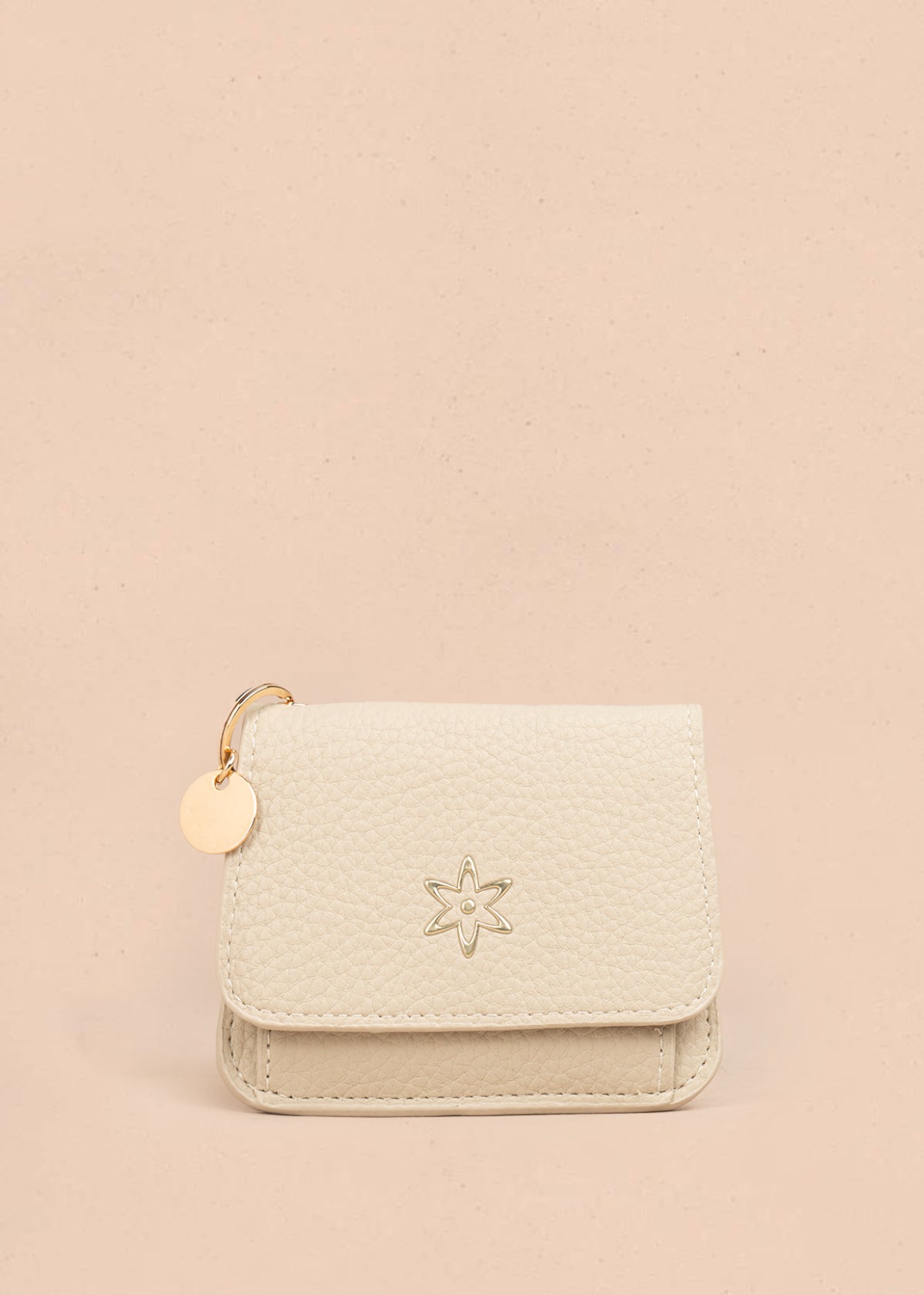 Billetera pequeña color beige con cierre de solapa y aplique dorado 106185