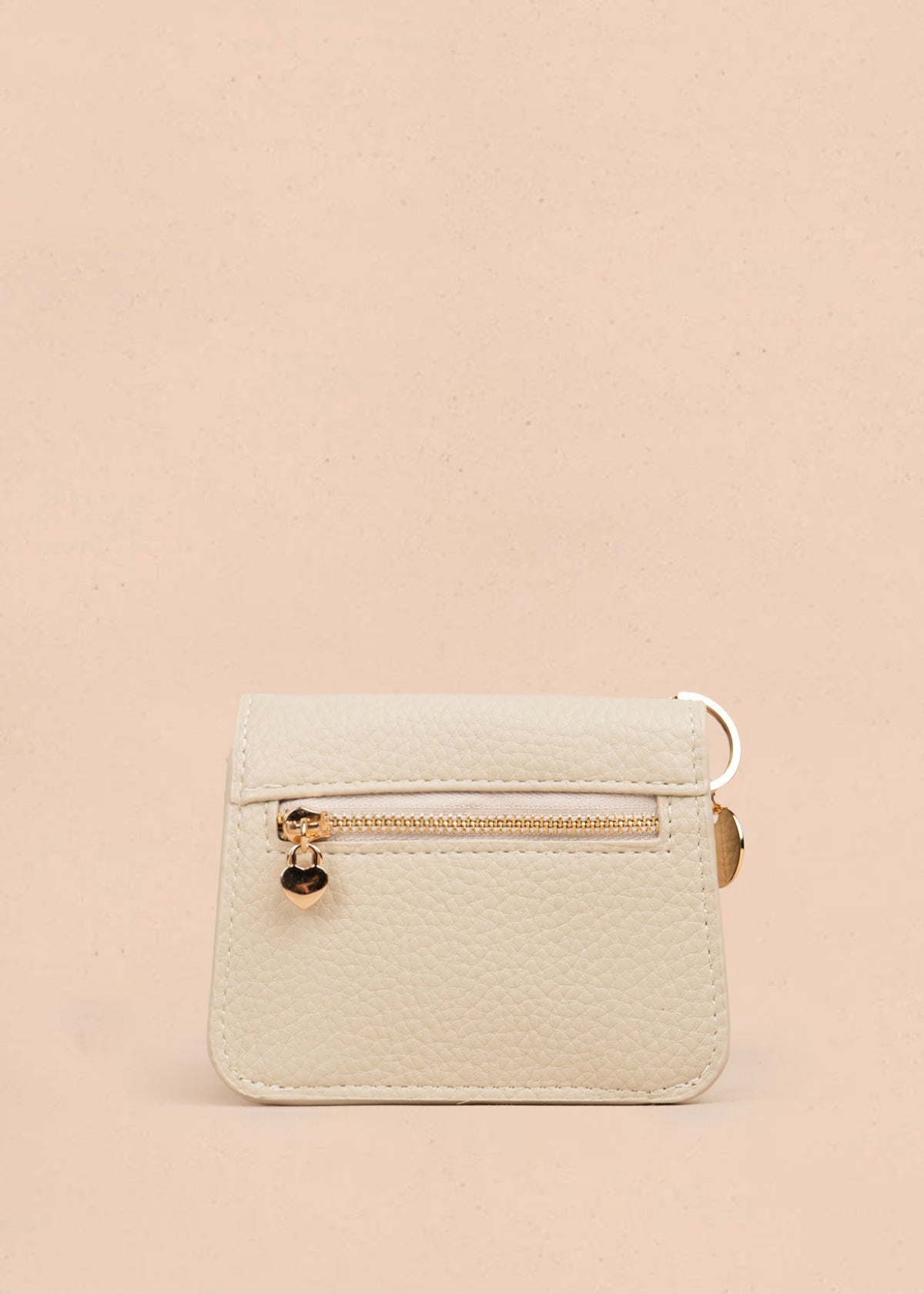 Billetera pequeña color beige con cierre de solapa y aplique dorado 106185