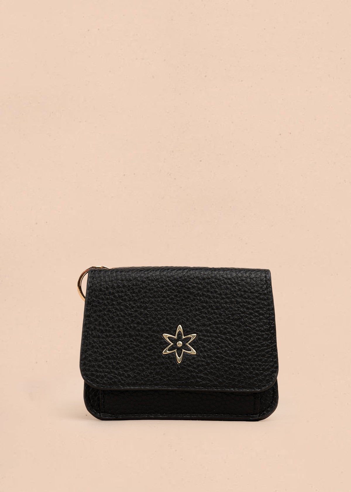 Billetera pequeña color negro con cierre de solapa y aplique dorado 106185