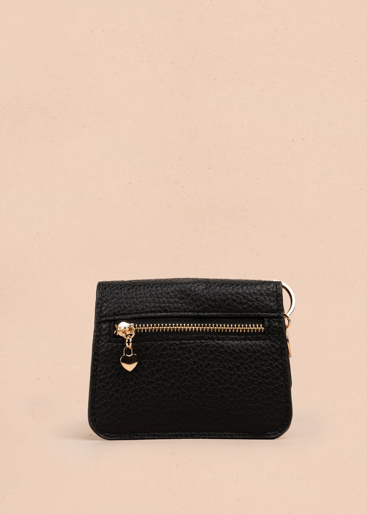 Billetera pequeña color negro con cierre de solapa y aplique dorado 106185
