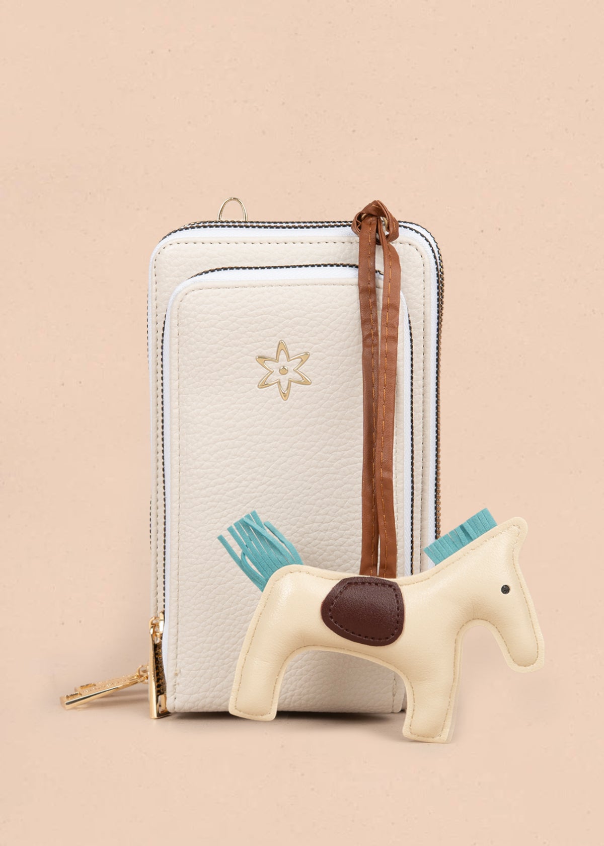 Porta celular color crema con llavero de caballo y detalles marrón 106186