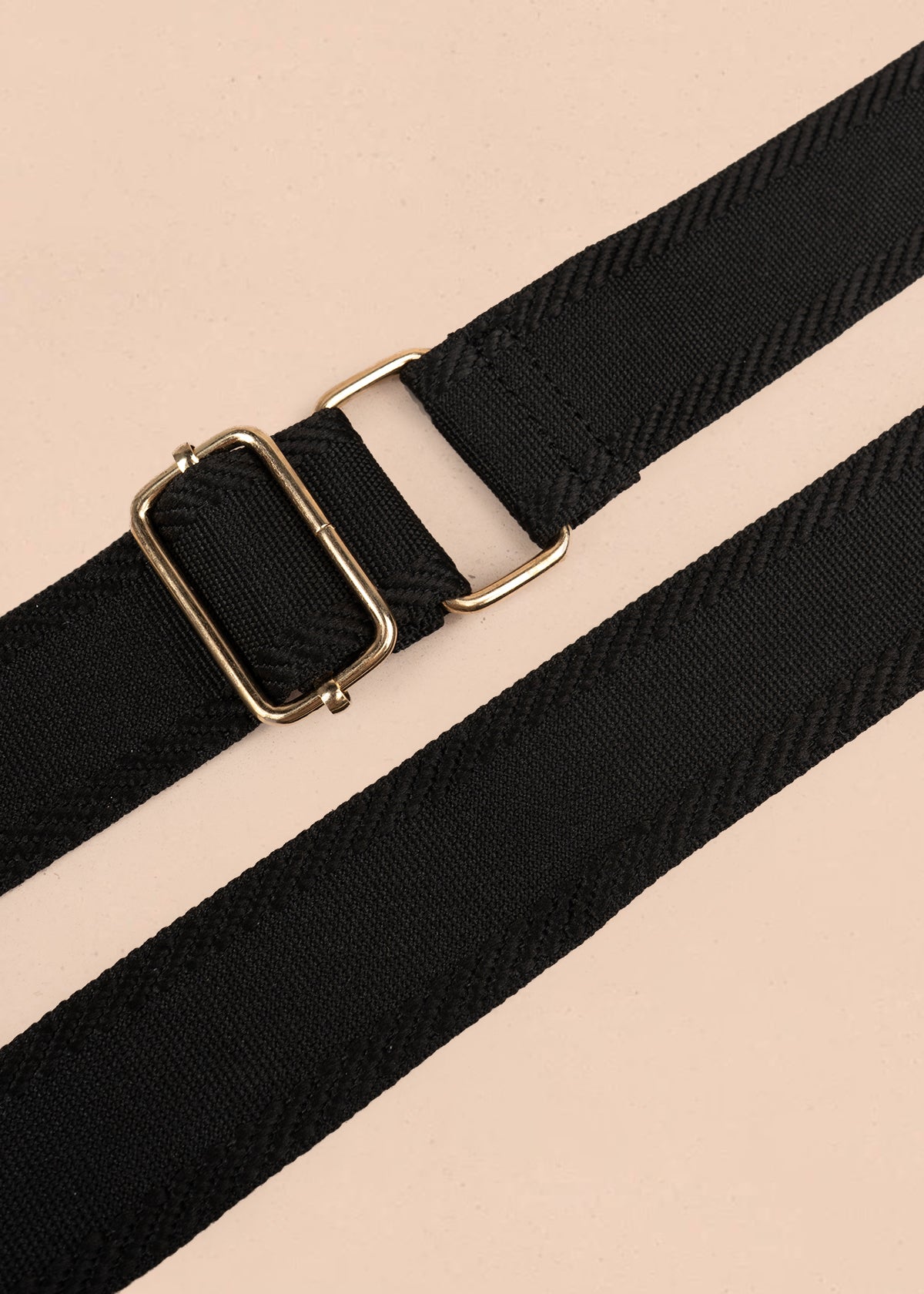 Porta celular color negro con llavero de caballo y detalles marrón 106186
