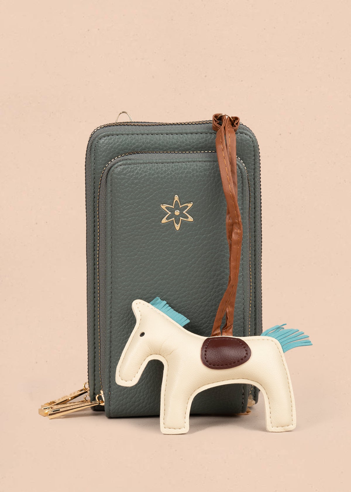 Porta celular color verde con llavero de caballo y detalles marrón 106186