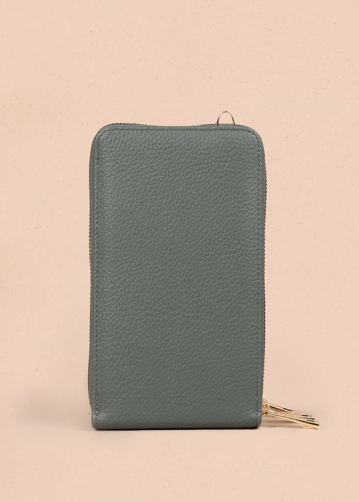 Porta celular color verde con llavero de caballo y detalles marrón 106186