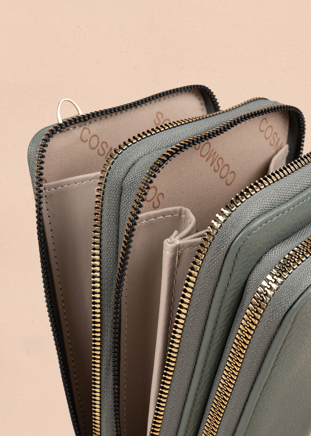 Porta celular color verde con llavero de caballo y detalles marrón 106186