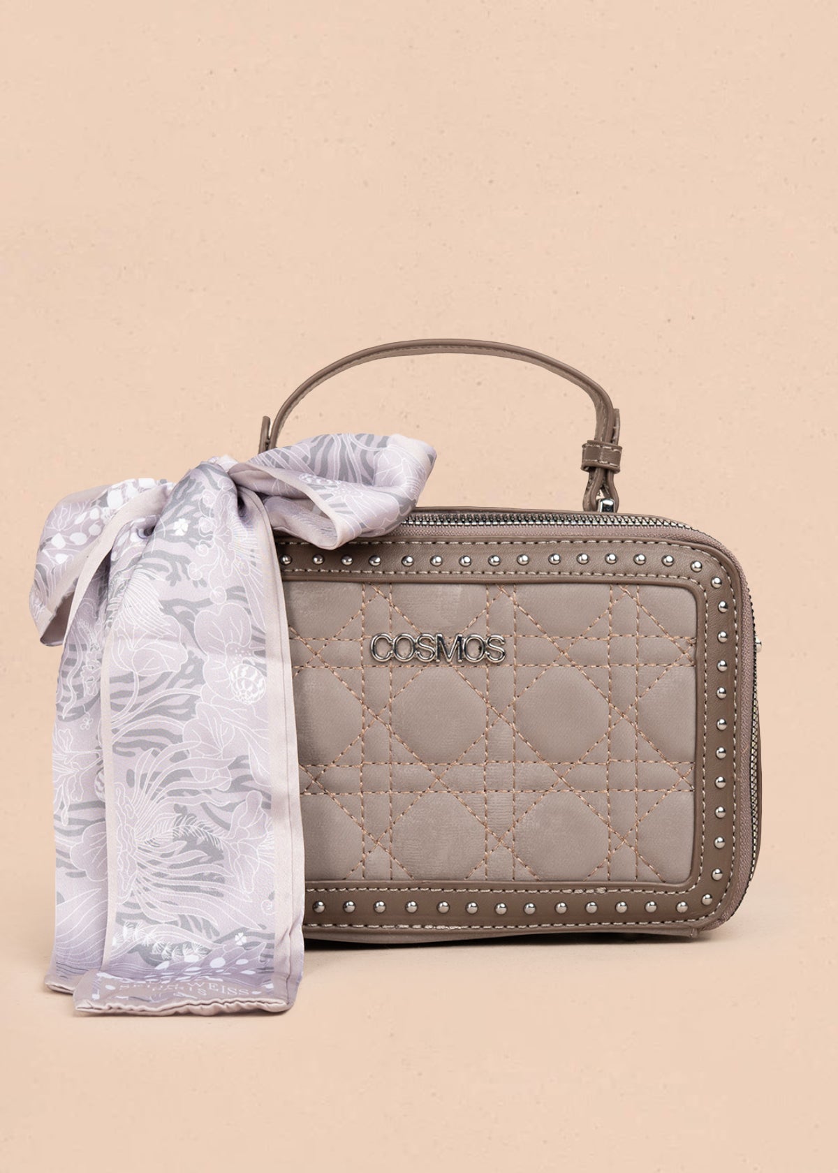 Bolso manos libres color arena con detalle de pañoleta y diseño acolchado 106187