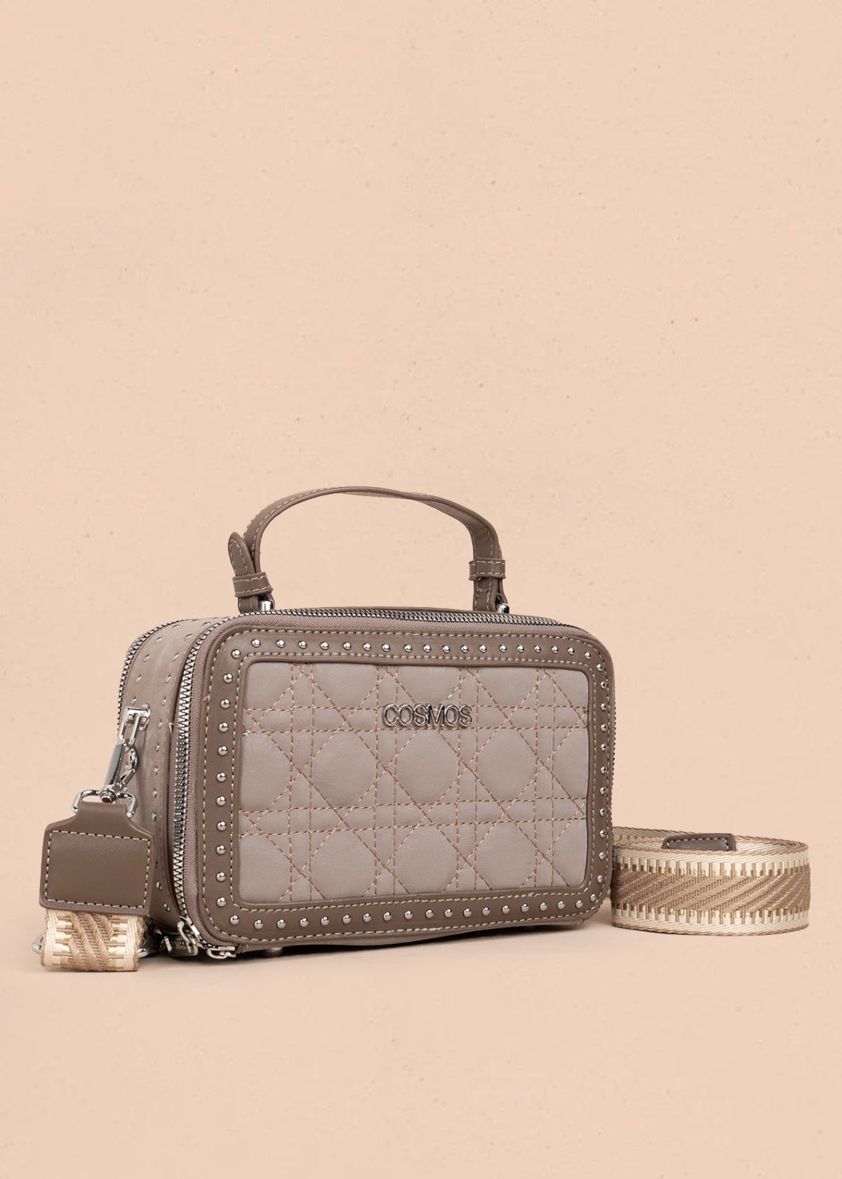 Bolso manos libres color arena con detalle de pañoleta y diseño acolchado 106187