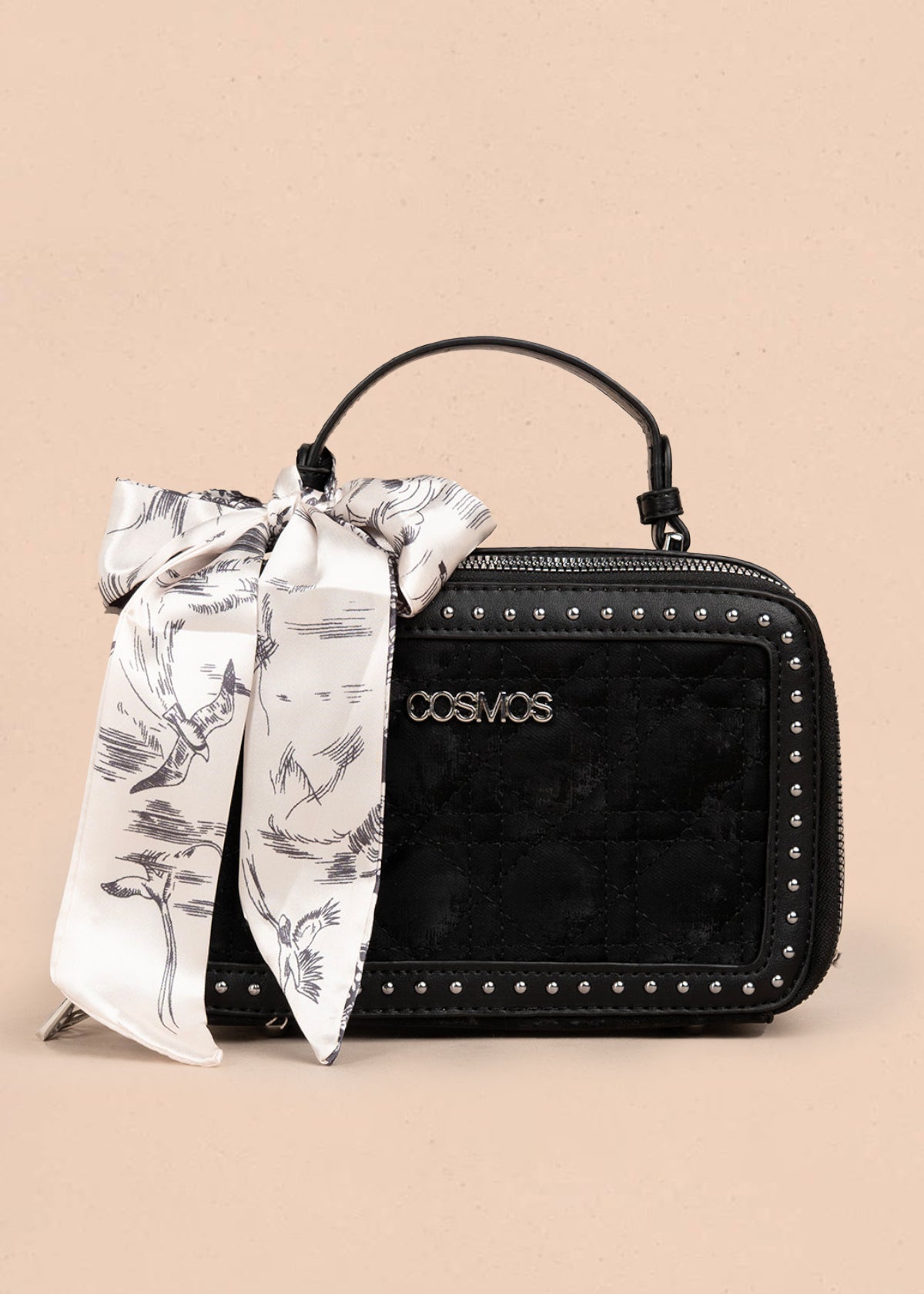 Bolso manos libres color negro con detalle de pañoleta y diseño acolchado 106187