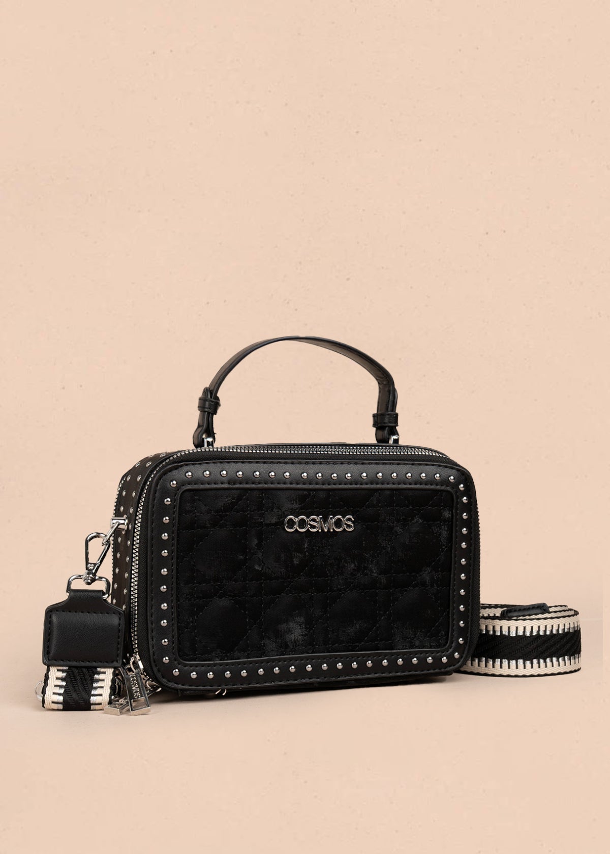 Bolso manos libres color negro con detalle de pañoleta y diseño acolchado 106187