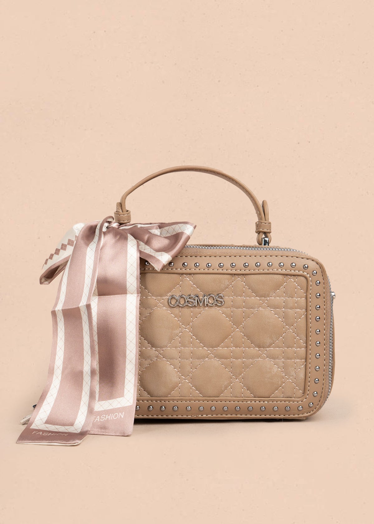 Bolso manos libres color taupe con detalle de pañoleta y diseño acolchado 106187