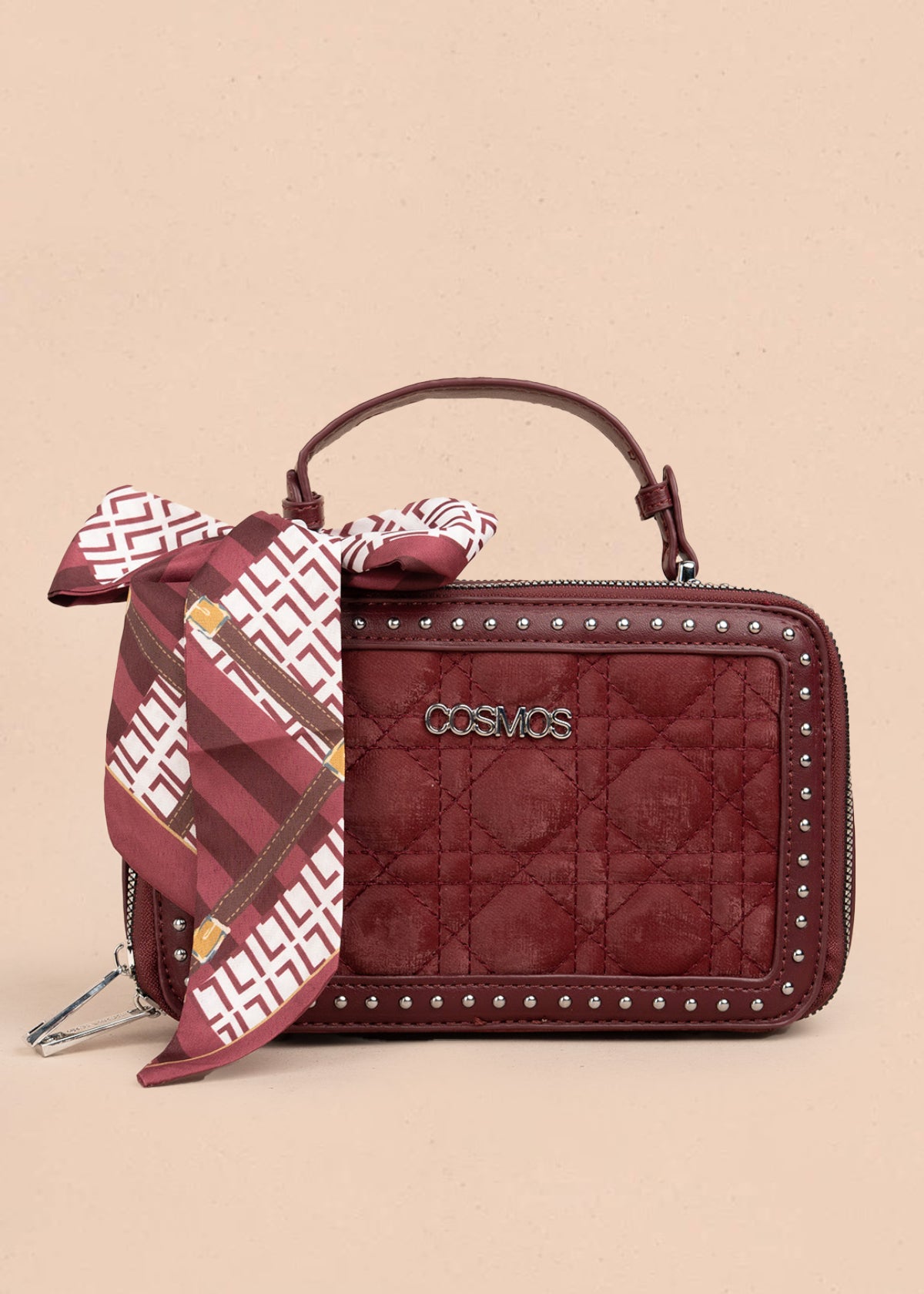 Bolso manos libres color vinotinto con detalle de pañoleta y diseño acolchado 106187
