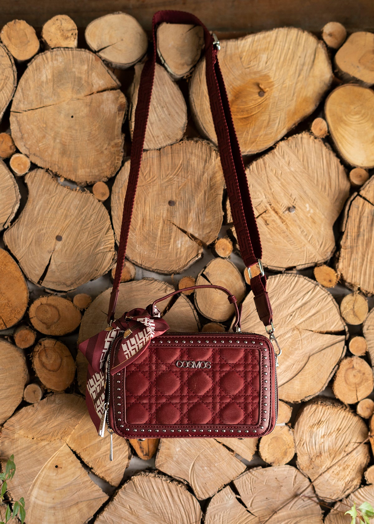 Bolso manos libres color vinotinto con detalle de pañoleta y diseño acolchado 106187