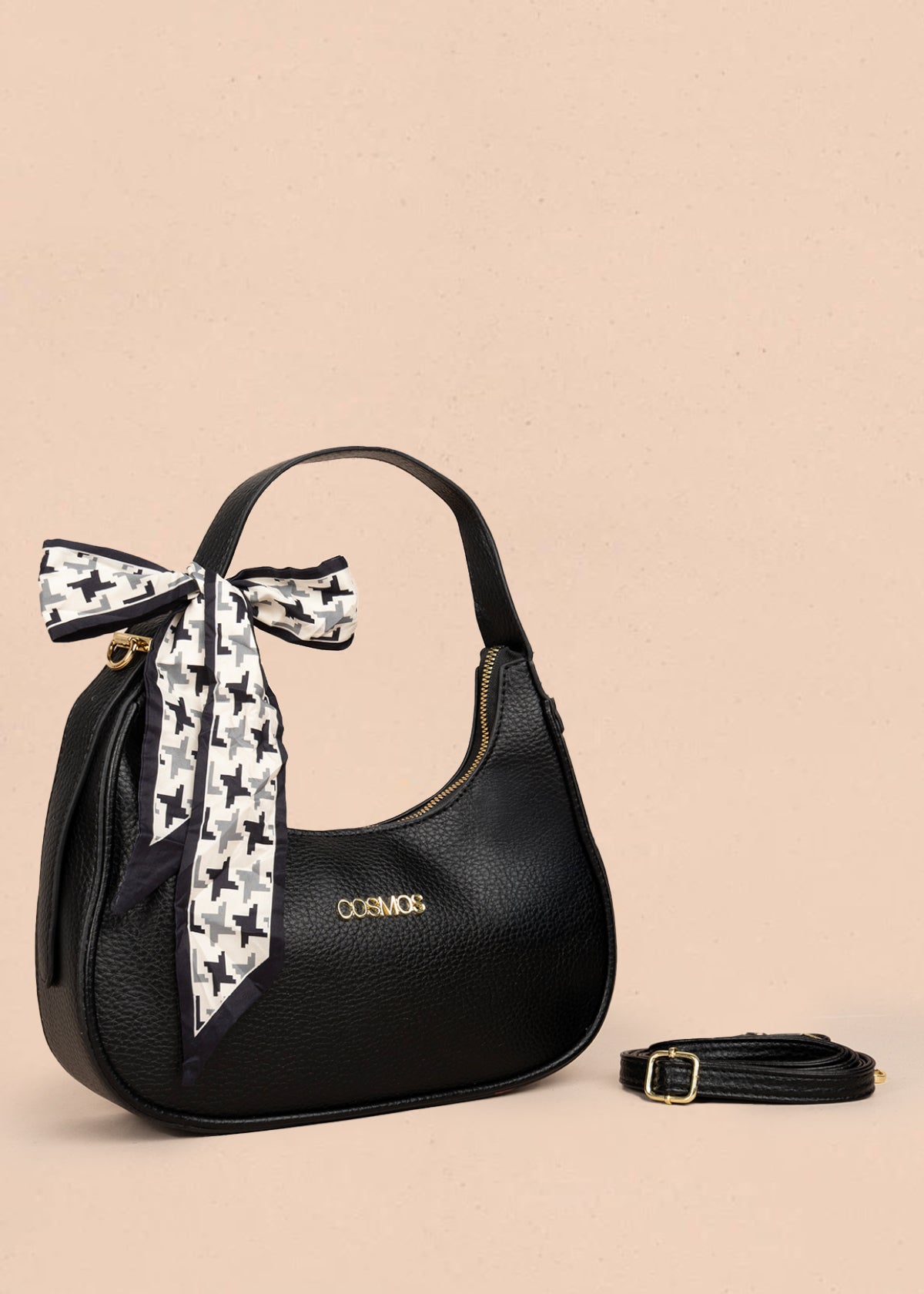 Bolso tipo cartera color negro con pañoleta 106188