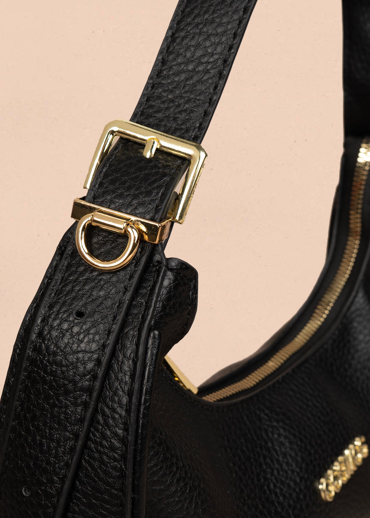 Bolso tipo cartera color negro con pañoleta 106188