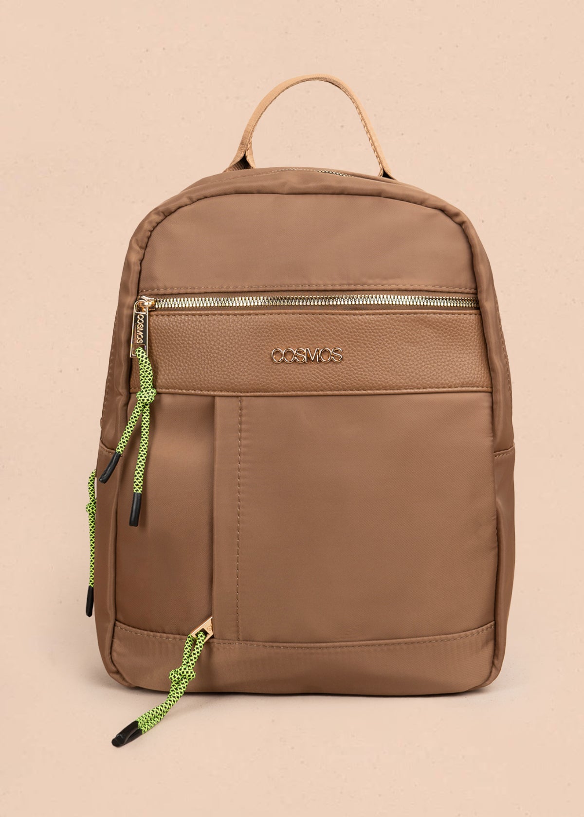 Morral color café con bolsillo frontal y tiradores de cuerda verde 106189