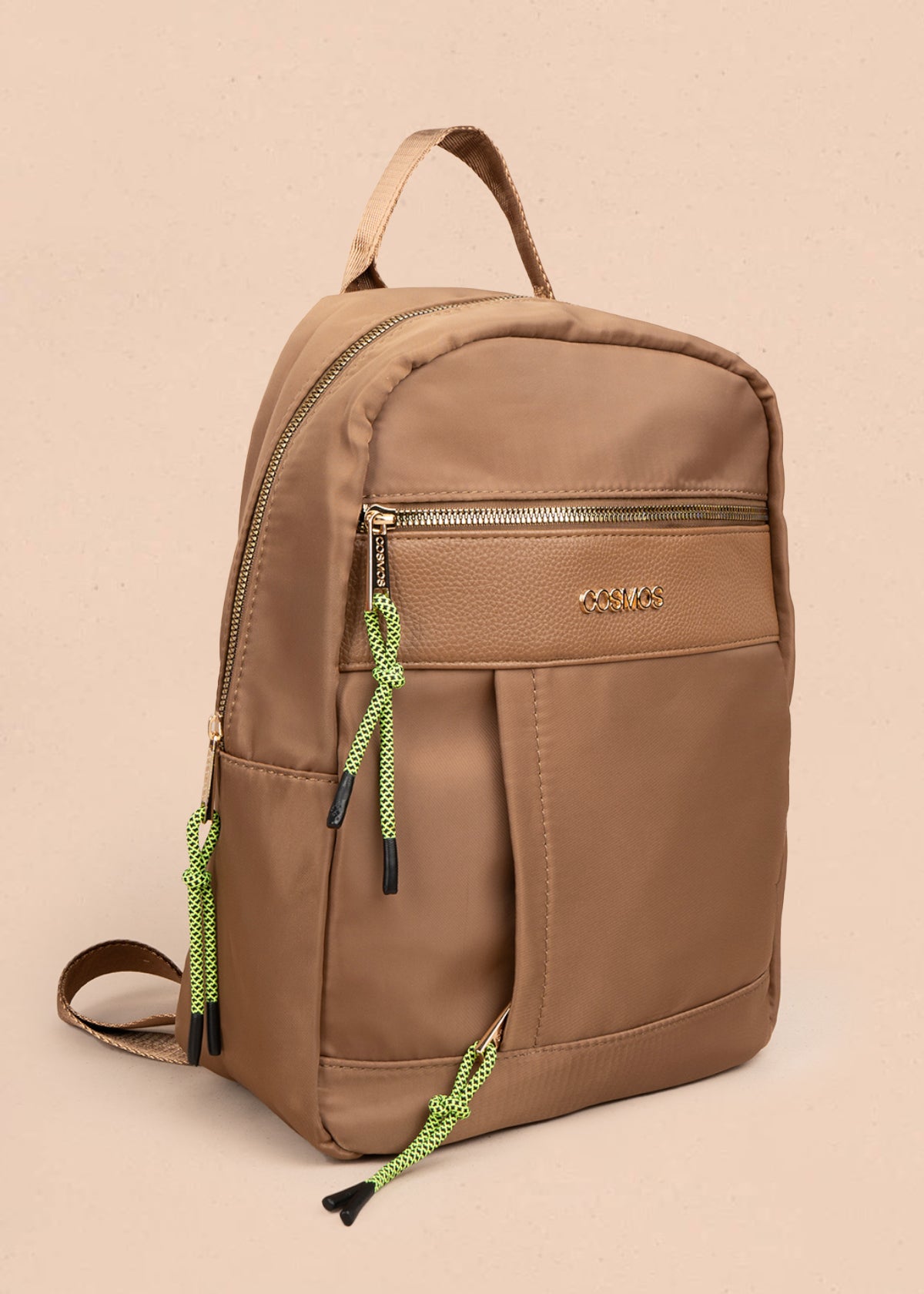 Morral color café con bolsillo frontal y tiradores de cuerda verde 106189