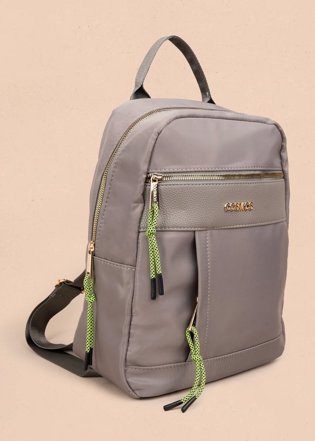 Morral color gris con bolsillo frontal y tiradores de cuerda verde 106189