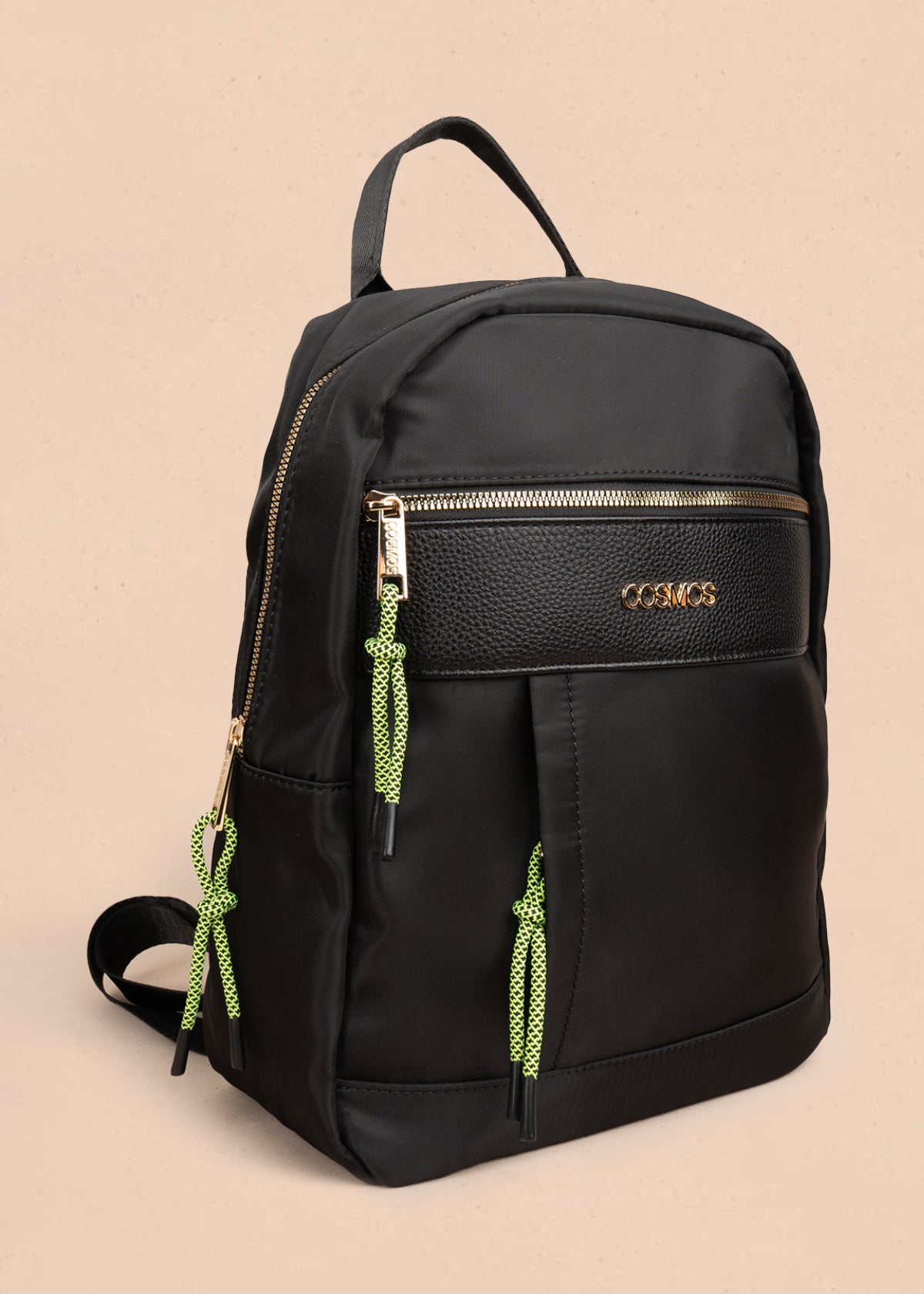 Morral color negro con bolsillo frontal y tiradores de cuerda verde 106189