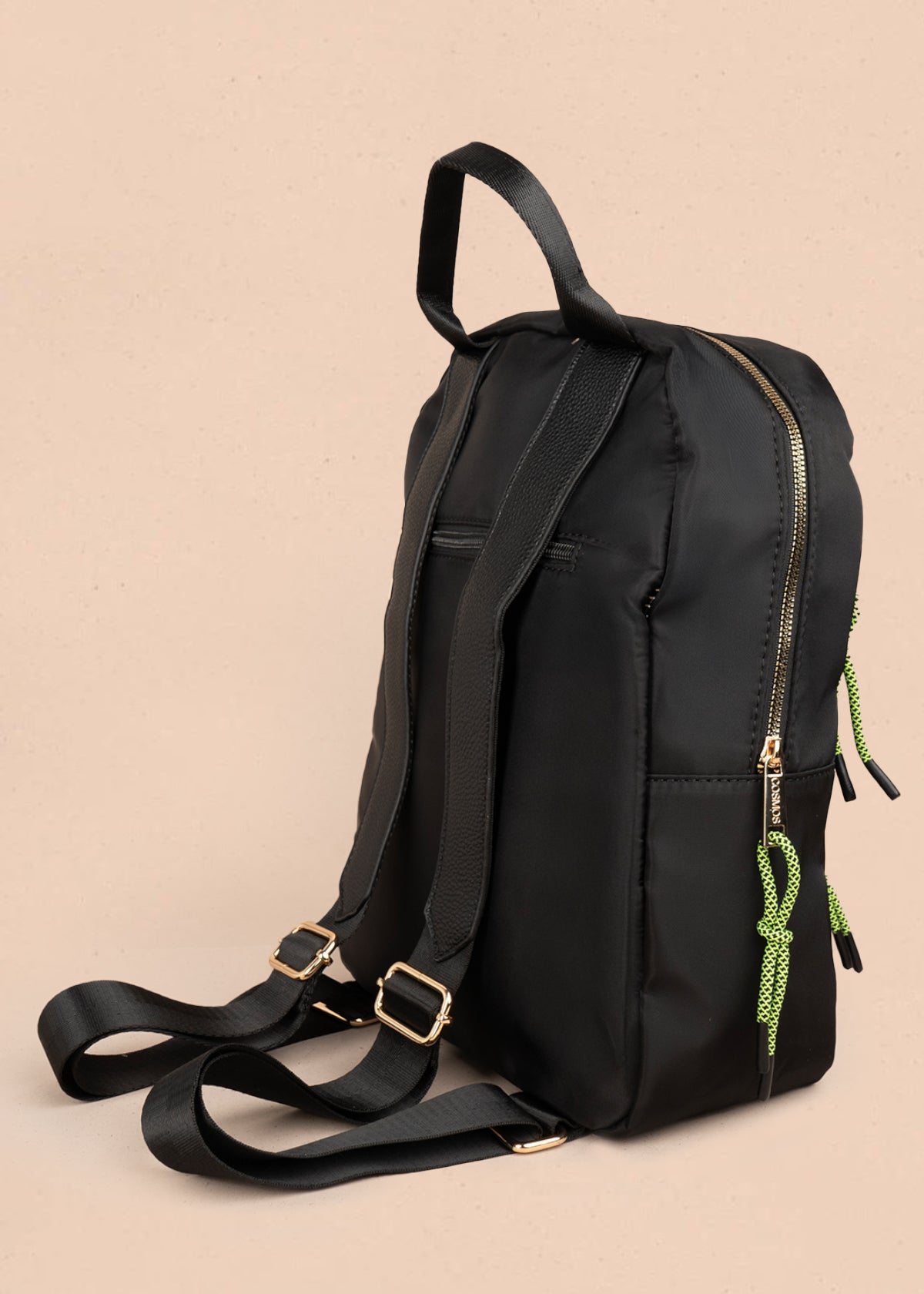 Morral color negro con bolsillo frontal y tiradores de cuerda verde 106189