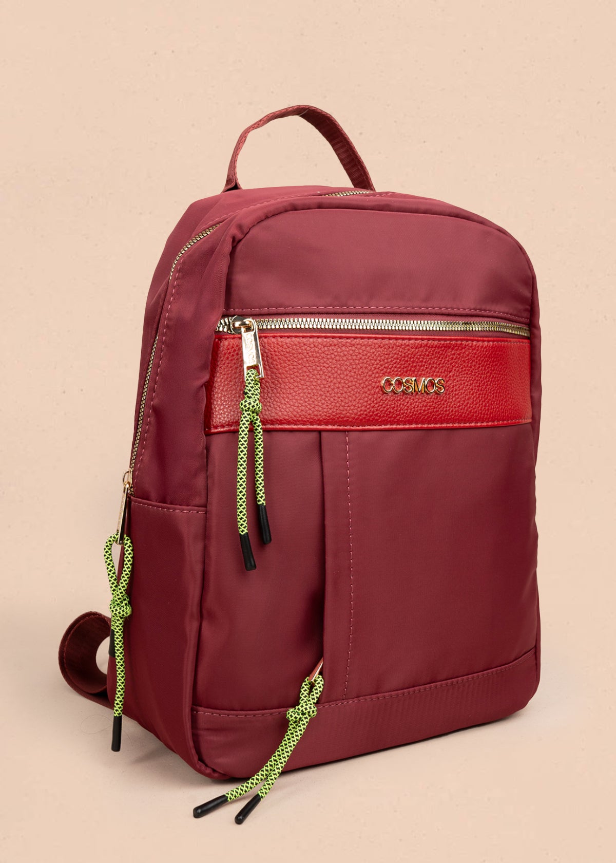 Morral color vinotinto con bolsillo frontal y tiradores de cuerda verde 106189
