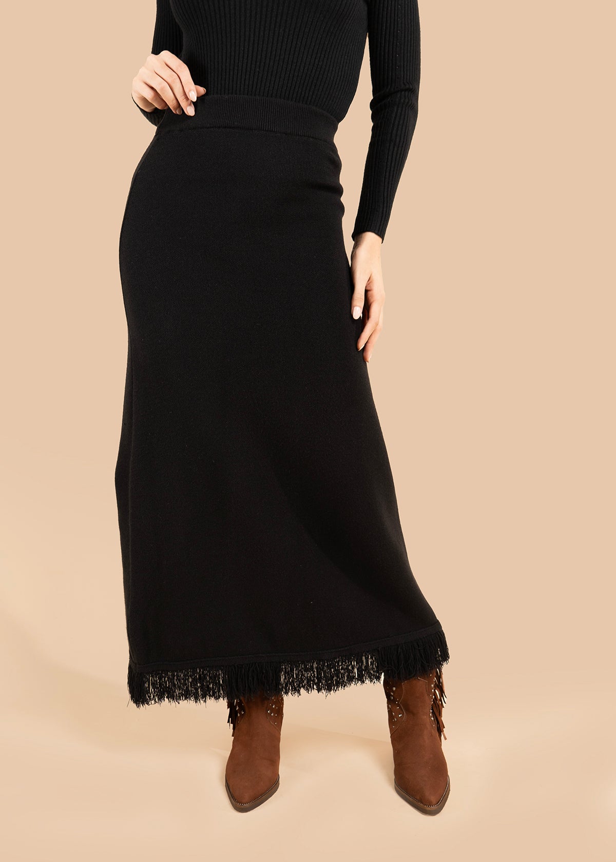 Falda color negro con detalle de flecos y estilo bohemio 106191
