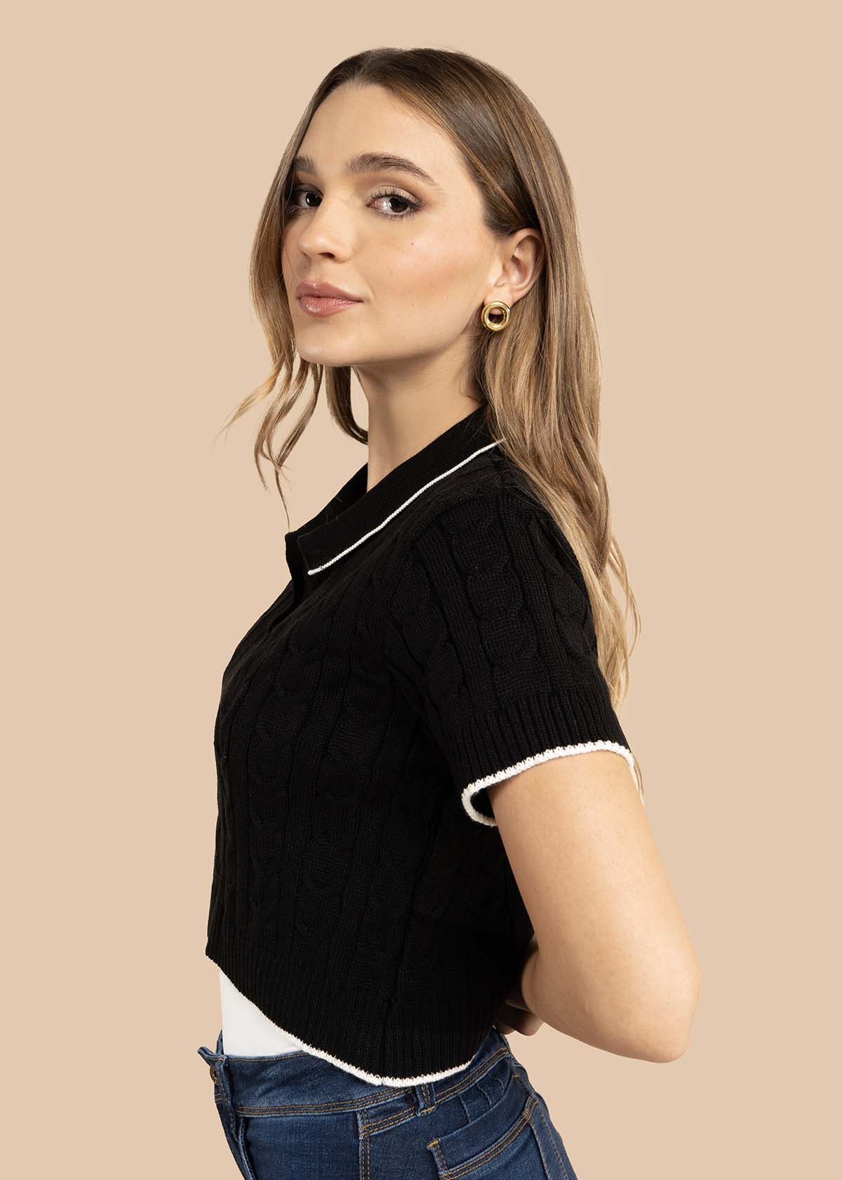Camiseta tejida color negro tipo polo 106192
