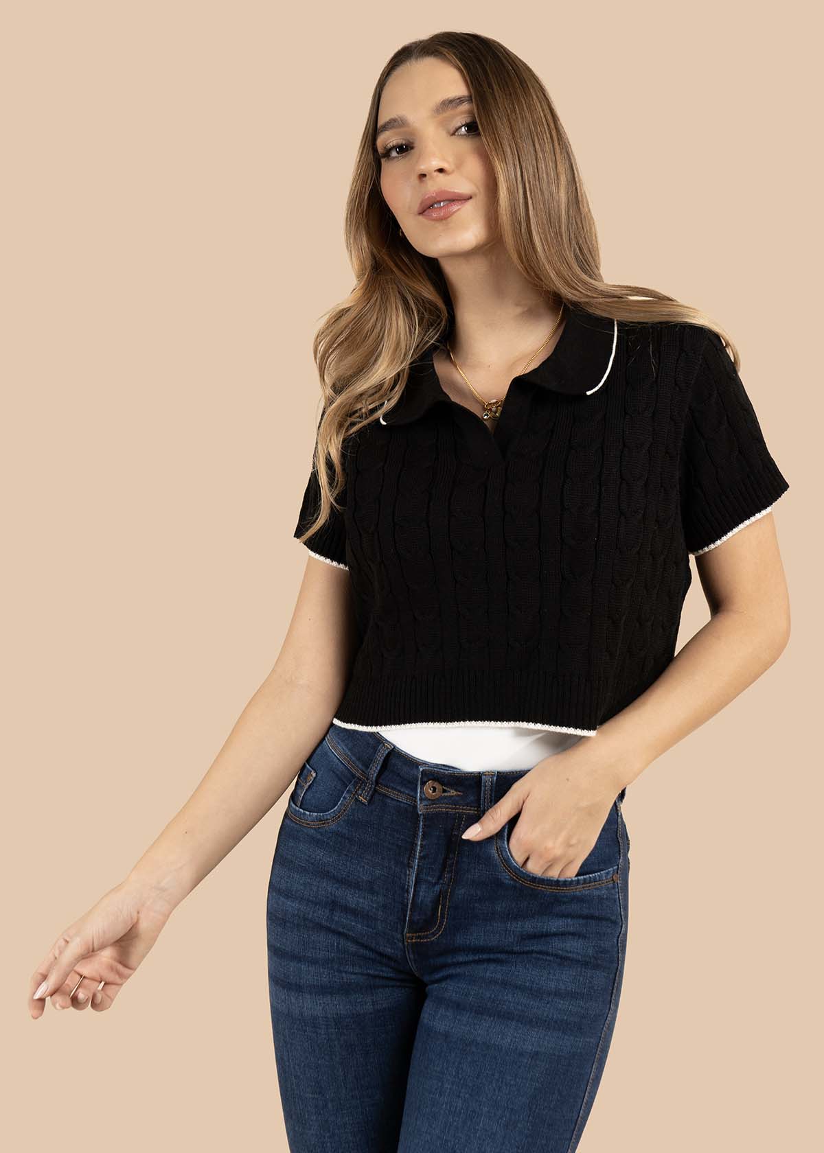 Camiseta tejida color negro tipo polo 106192
