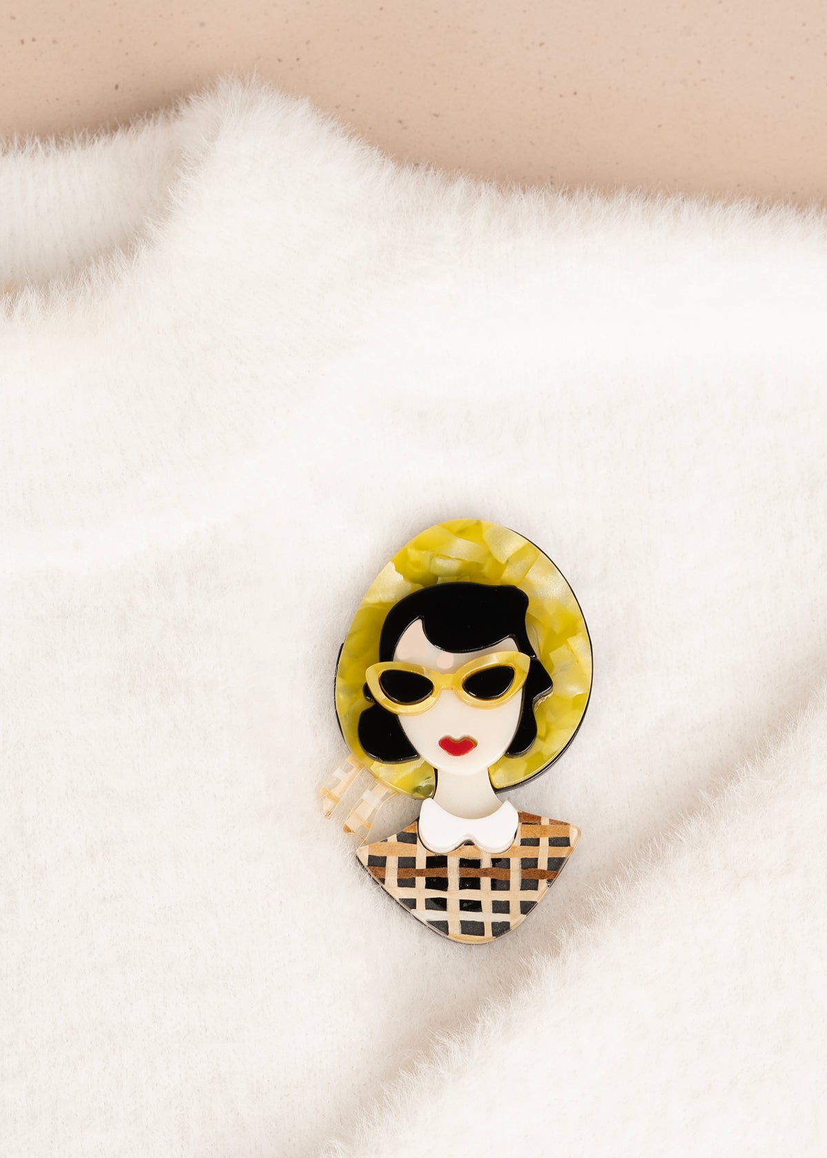 Prendedor de mujer con gafas color amarillo 106208