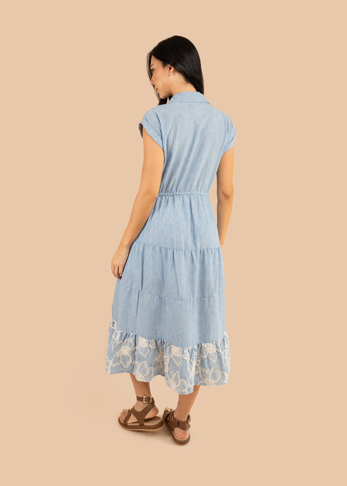 Vestido tipo midi color azul con bordado de flores 106222