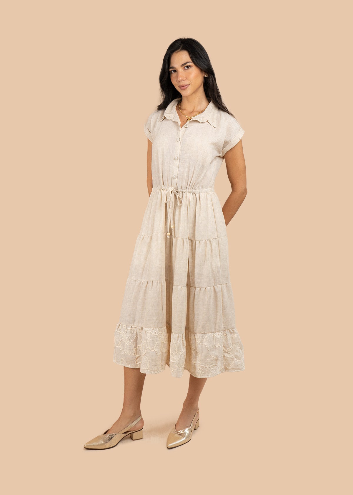 Vestido tipo midi color beige con bordado de flores 106222
