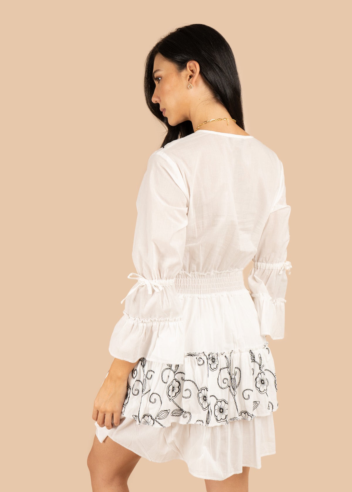 Vestido corto color blanco con bordado y resorte en cintura 106224