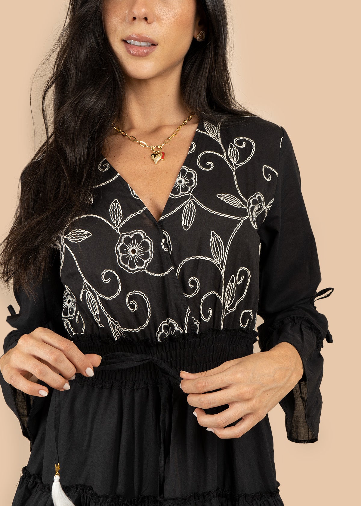 Vestido corto color negro con bordado y resorte en cintura 106224