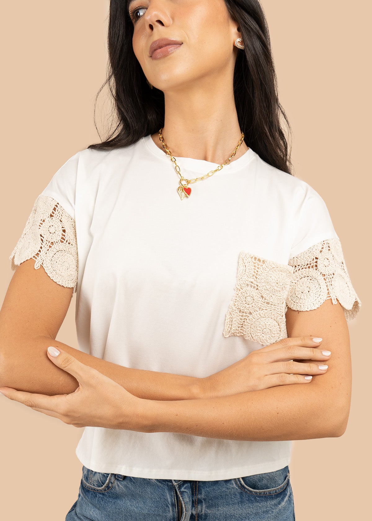 Camiseta básica color blanco con bolsillo y mangas bordadas 106226
