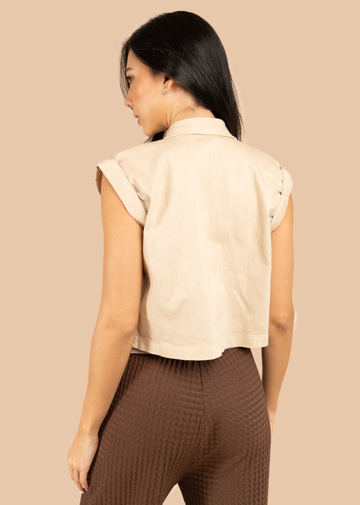 Chaleco color beige en denim y tejido en crochet 106227