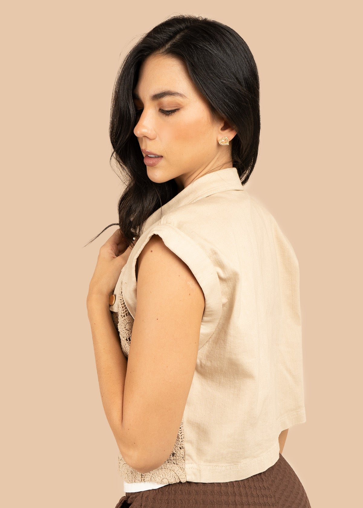 Chaleco color beige en denim y tejido en crochet 106227