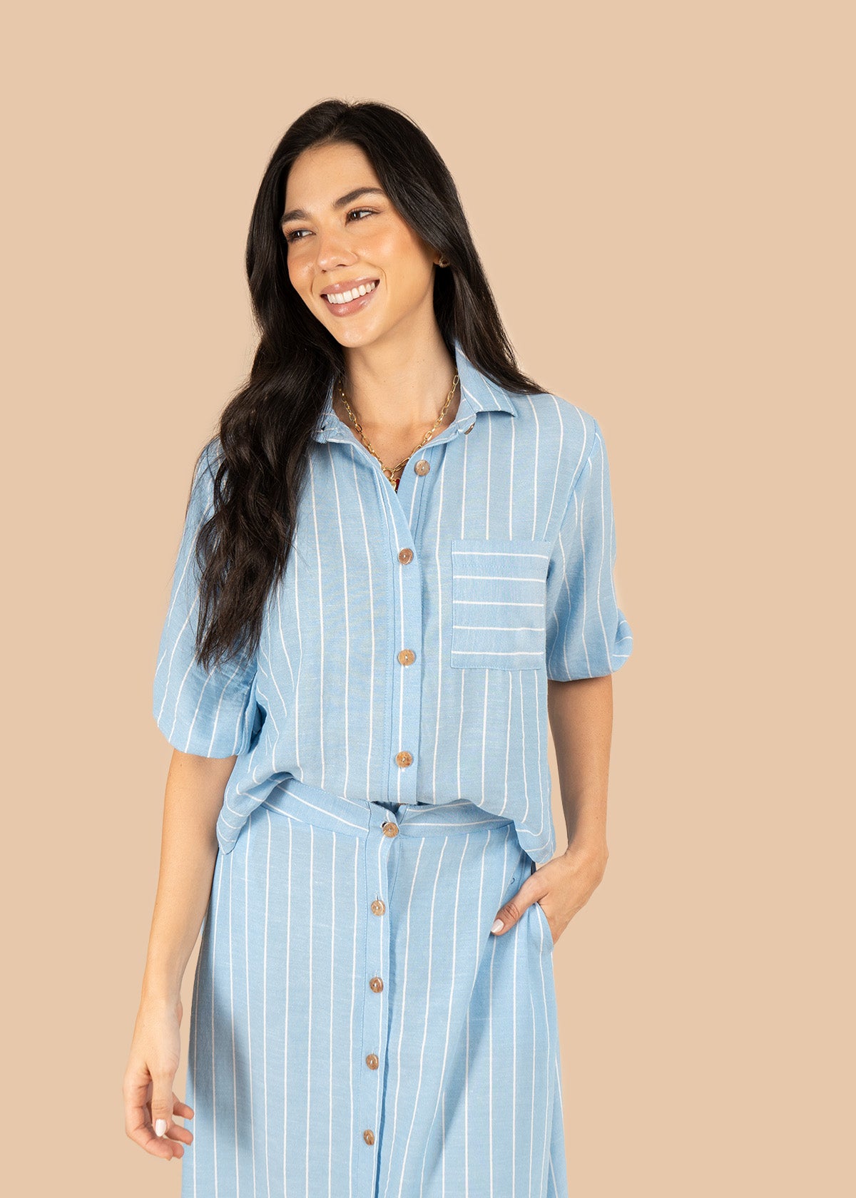 Blusa color azul claro con rayas blancas verticales 106229