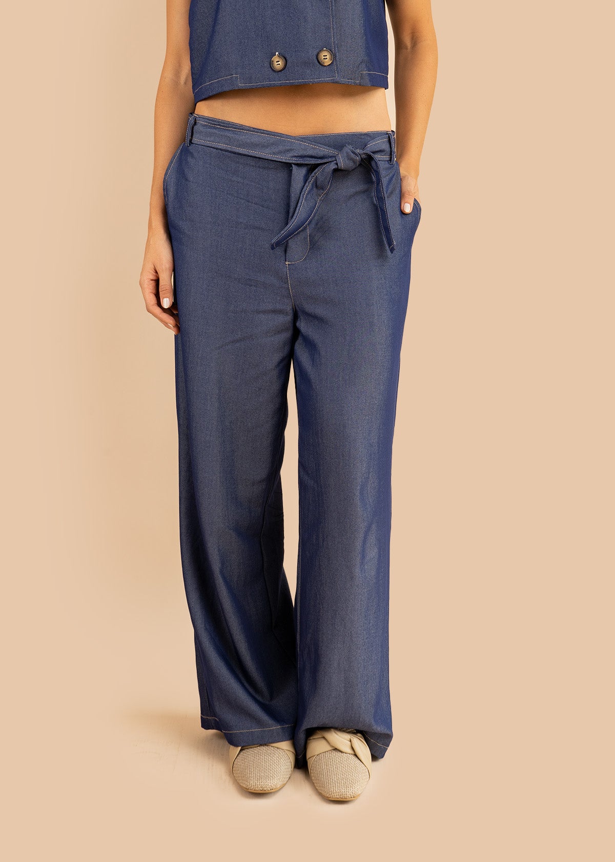 Pantalón color azul índigo bota amplia y pretina con cinturón 106232