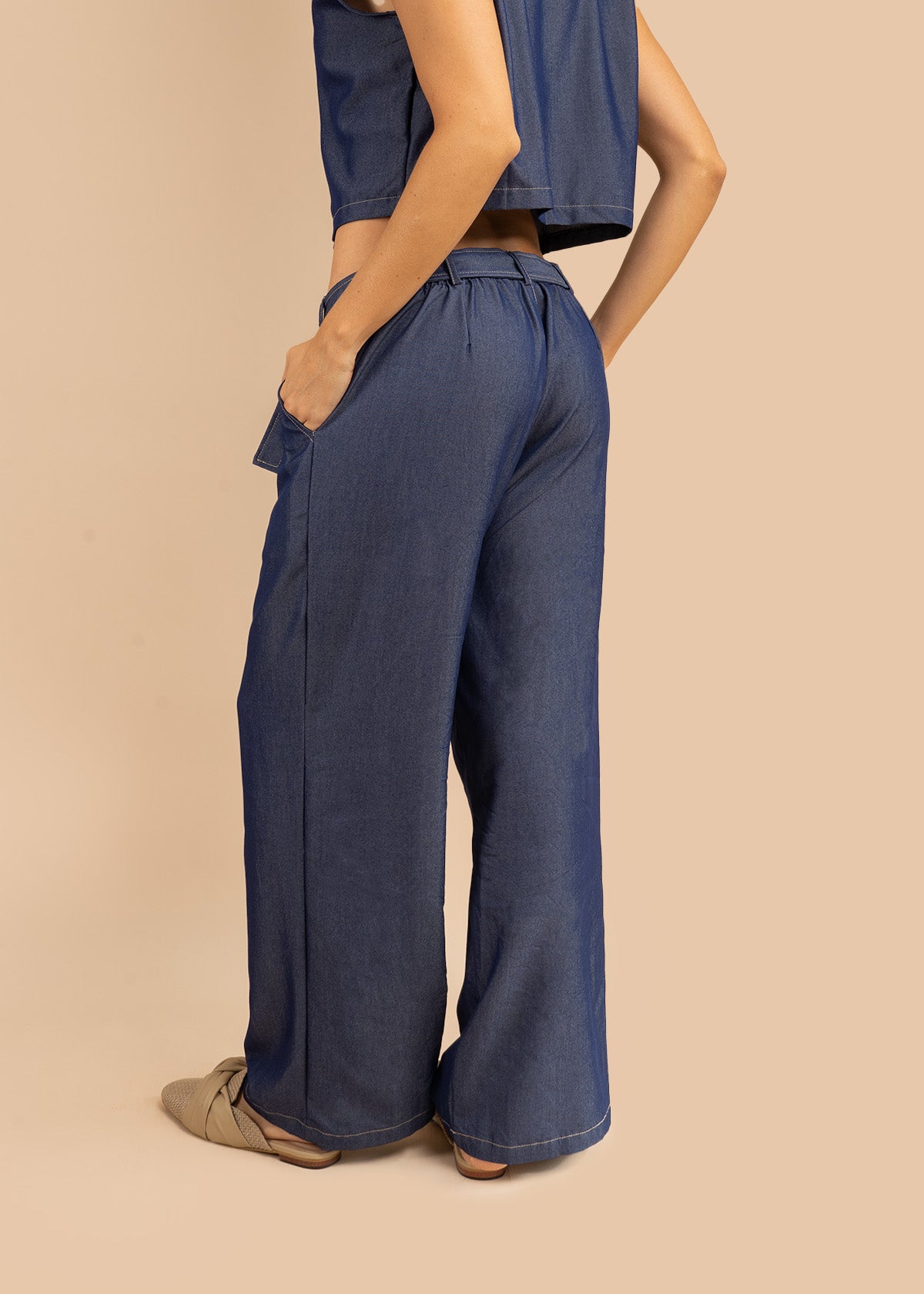 Pantalón color azul índigo bota amplia y pretina con cinturón 106232