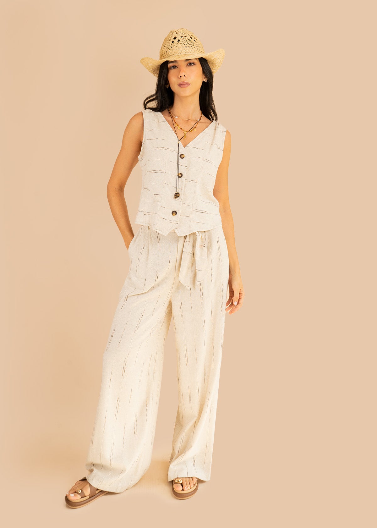 Pantalón color beige con bordados horizontales decorativos 106234