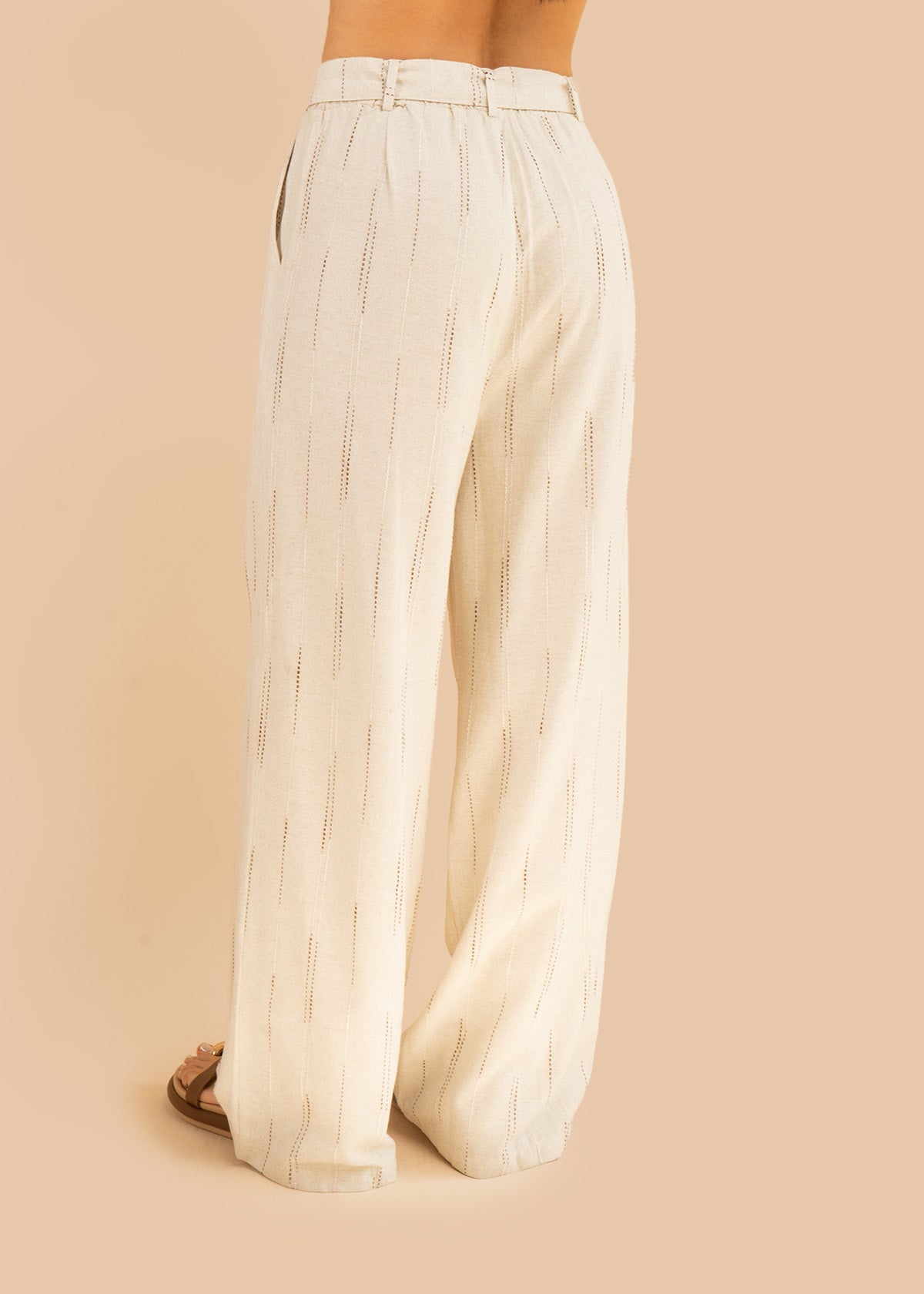 Pantalón color beige con bordados horizontales decorativos 106234