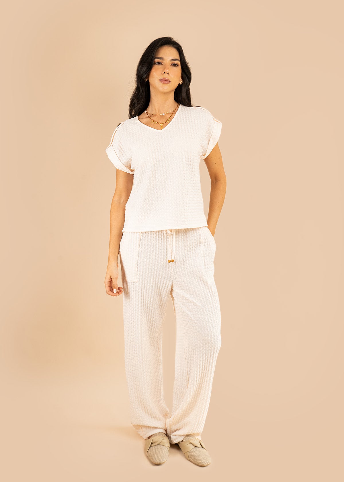 Blusa color arena tela texturizada con botones en hombros 106236