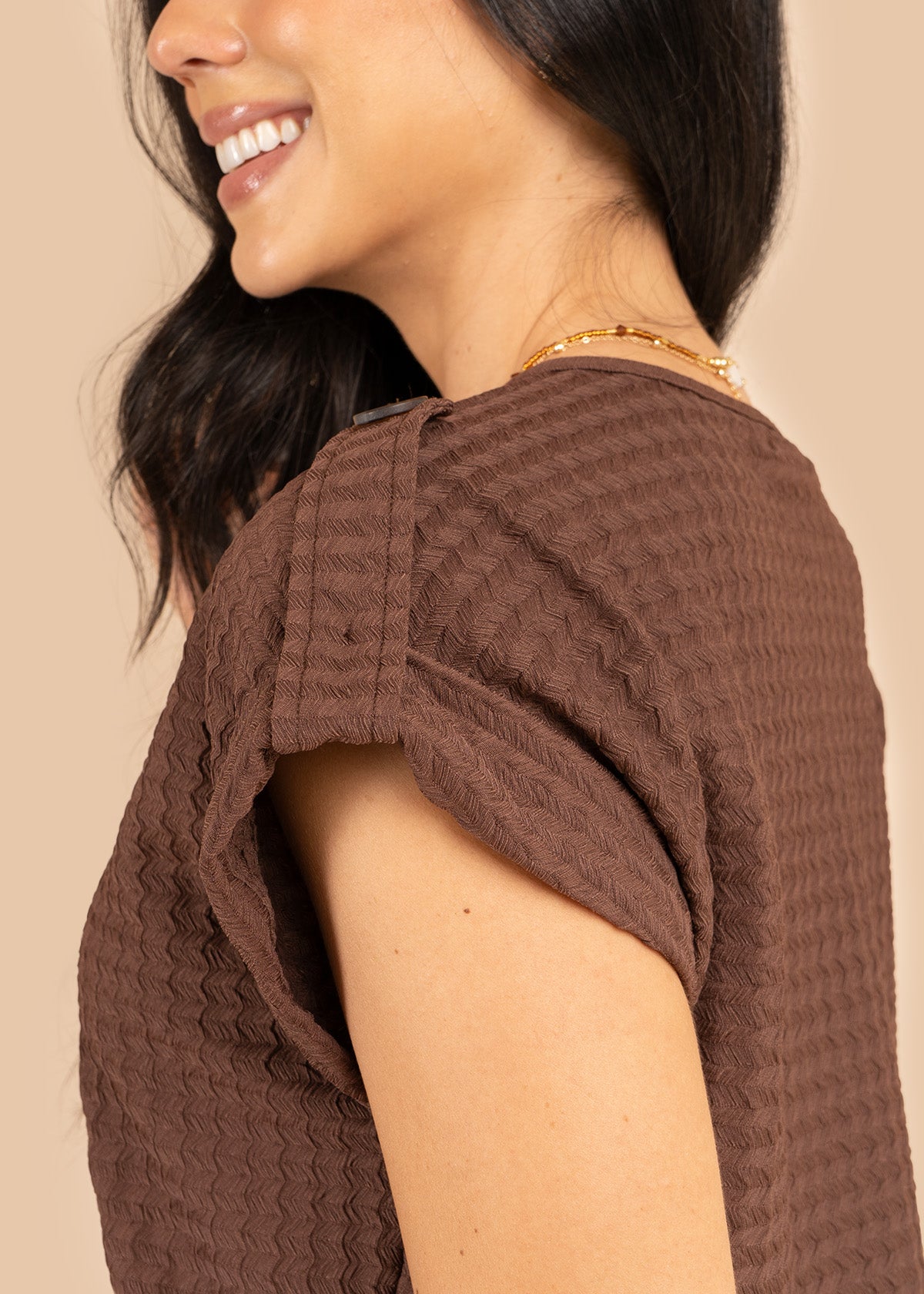 Blusa color chocolate tela texturizada con botones en hombros 106236