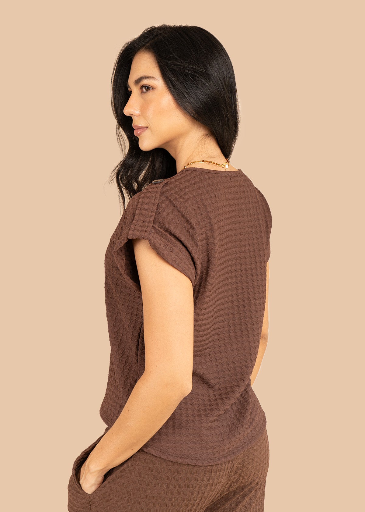 Blusa color chocolate tela texturizada con botones en hombros 106236