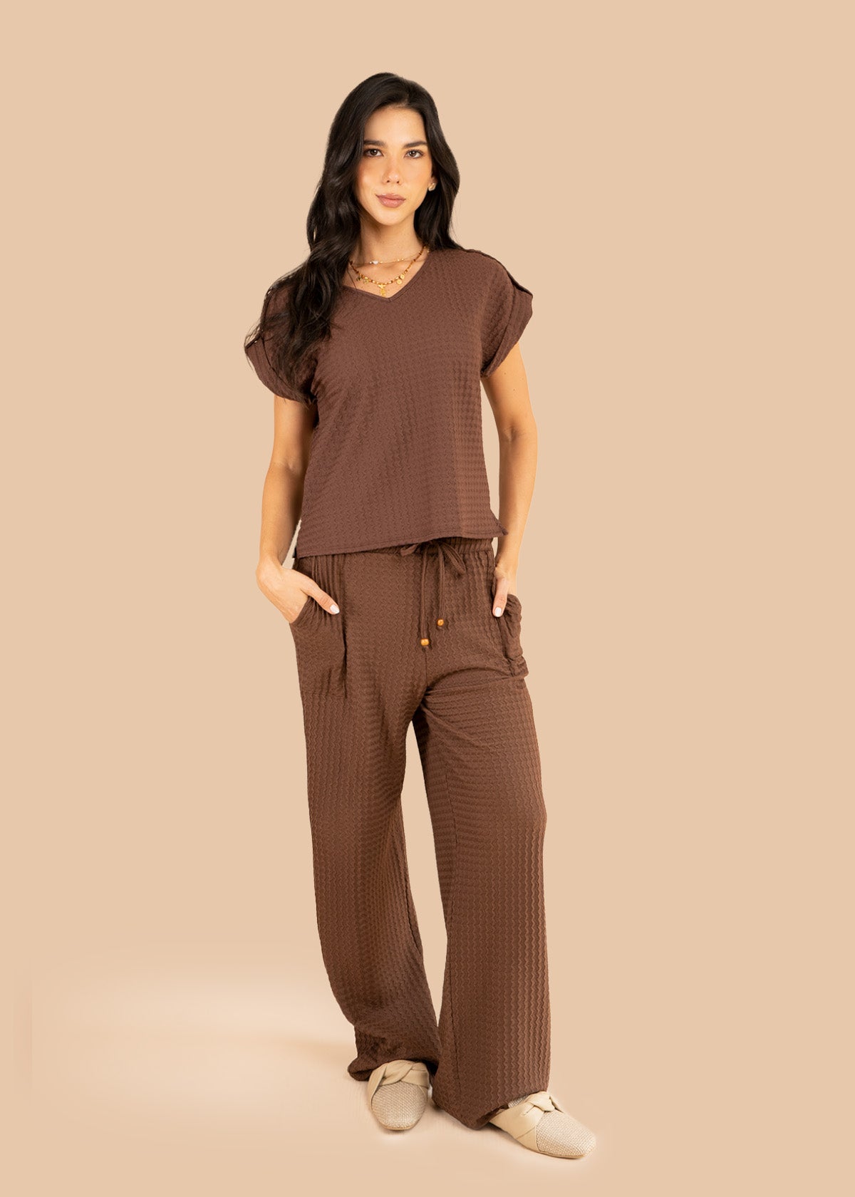 Blusa color chocolate tela texturizada con botones en hombros 106236