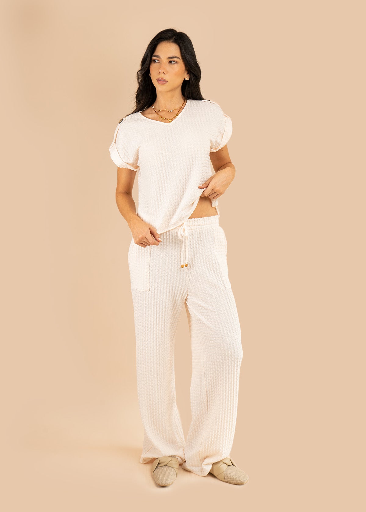 Pantalón color arena tela texturizada con pretina resortada 106237
